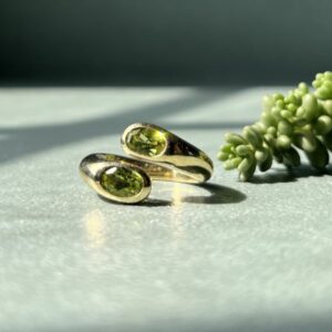 Anello contrarié con peridoto