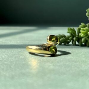 Anello contrarié con peridoto